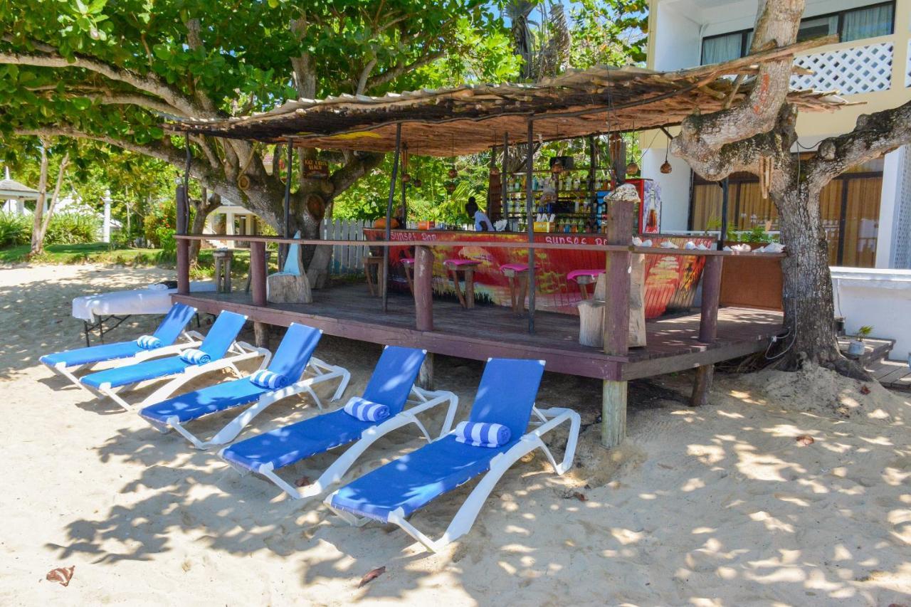 Sand And Tan Beach Hotel Очо Риос Екстериор снимка