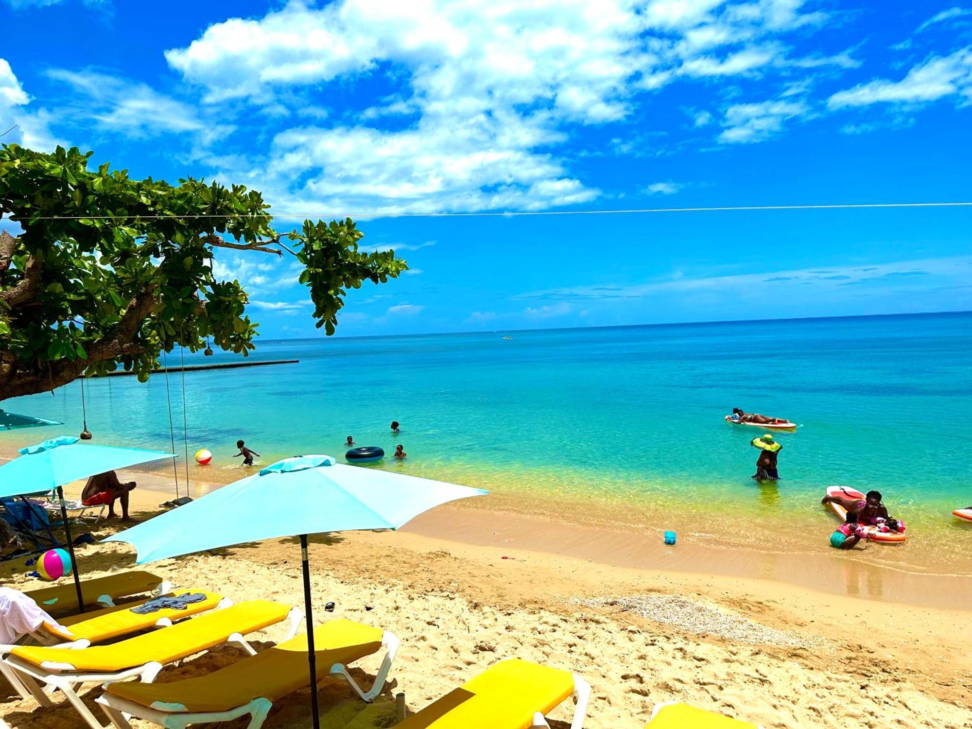 Sand And Tan Beach Hotel Очо Риос Екстериор снимка